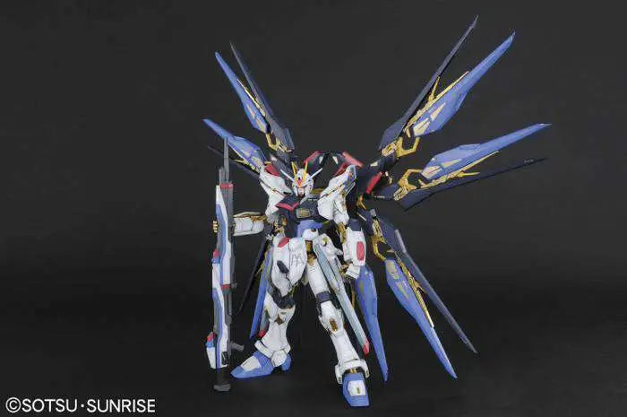 BANDAI - GUNDAM PG STRIKE FREEDOM 1/60 MODEL KIT