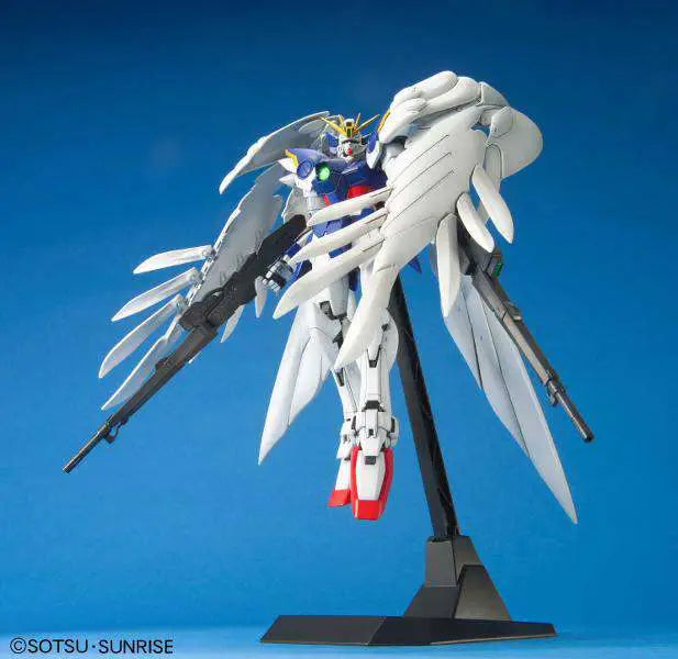 BANDAI - GUNDAM MG W ZERO CUSTOM 1/100 MODEL KIT