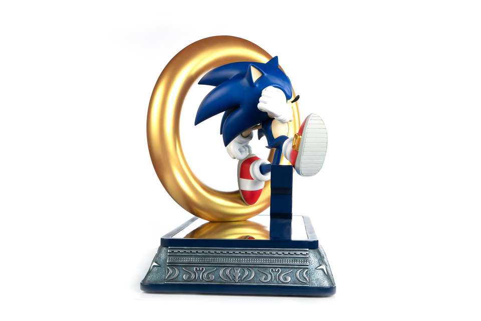 SONIC THE HEDGEHOG 30th ANN STATUE