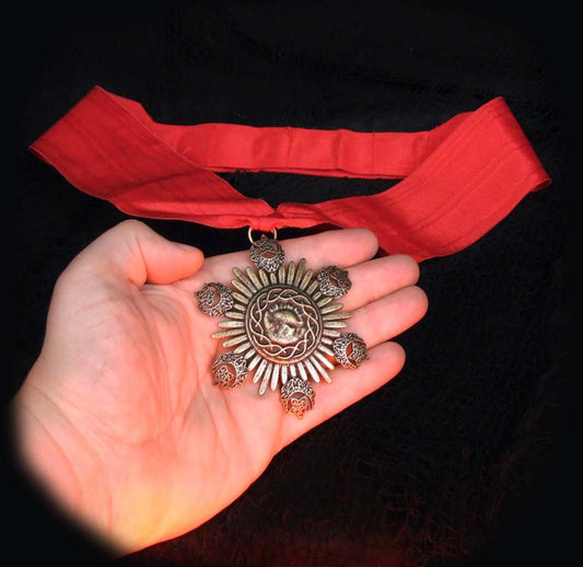 UM MEDALLION OF DRACULA LTD ED PROP REP