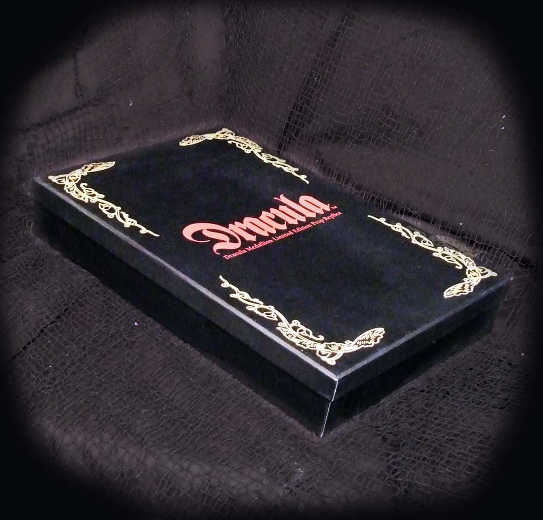 UM MEDALLION OF DRACULA LTD ED PROP REP