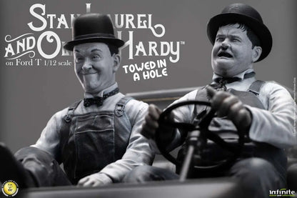 INFINITE STATUE LAUREL & HARDY TOWED HOLE FORD T SCALE 1/12 STATUA 29.5 x 15 x 18 cm / 11.61 x 5.91 x 7.09 inches