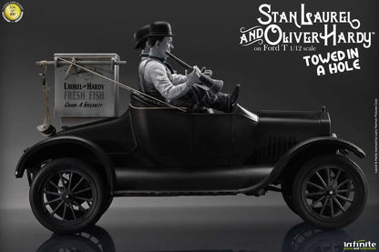 INFINITE STATUE LAUREL & HARDY TOWED HOLE FORD T SCALE 1/12 STATUA 29.5 x 15 x 18 cm / 11.61 x 5.91 x 7.09 inches