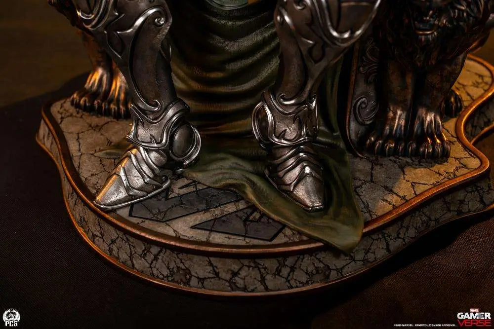 PCS - MARVEL RIVALS DR. DOOM 1:3 STATUA 67.3 cm (H) × 50,8 cm (W) × 50,8 cm (D)