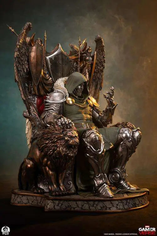 PCS - MARVEL RIVALS DR. DOOM 1:3 STATUA 67.3 cm (H) × 50,8 cm (W) × 50,8 cm (D)