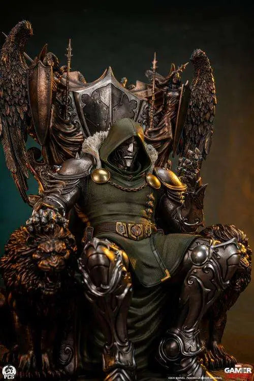 PCS - MARVEL RIVALS DR. DOOM 1:3 STATUA 67.3 cm (H) × 50,8 cm (W) × 50,8 cm (D)