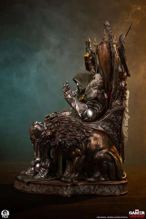 PCS - MARVEL RIVALS DR. DOOM 1:3 STATUA 67.3 cm (H) × 50,8 cm (W) × 50,8 cm (D)