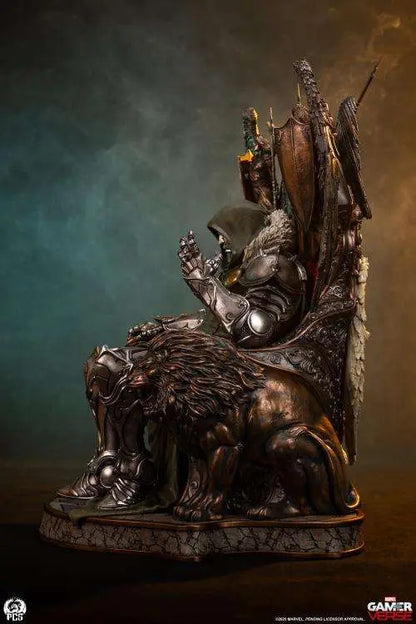 PCS - MARVEL RIVALS DR. DOOM 1:3 STATUA 67.3 cm (H) × 50,8 cm (W) × 50,8 cm (D)