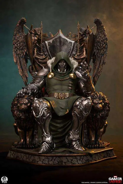 PCS - MARVEL RIVALS DR. DOOM 1:3 STATUA 67.3 cm (H) × 50,8 cm (W) × 50,8 cm (D)