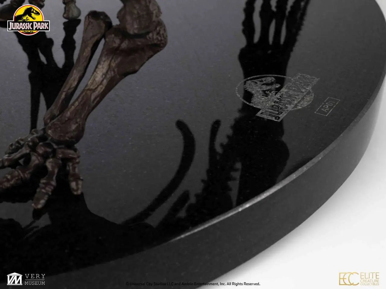 JURASSIC PARK TRICERATOPS FOSSIL SKELETON 1:12 BRONZE STATUE