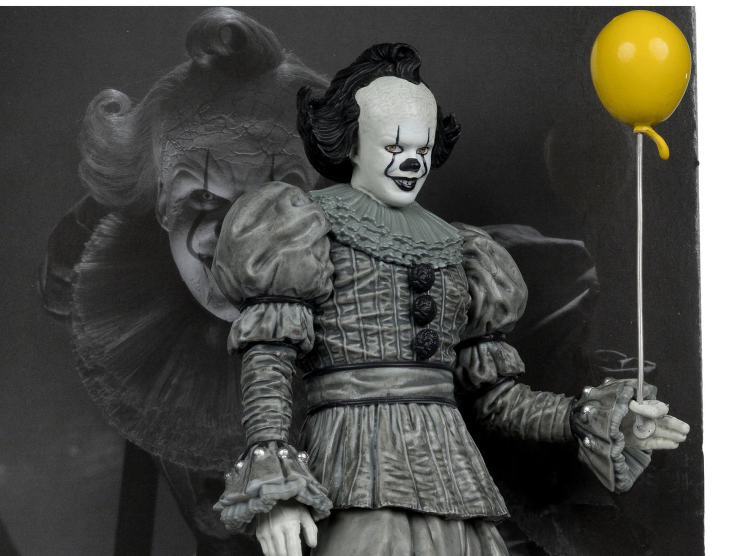 MCFARLANE TOYS 25 MOVIE MANIACS 6INCH POSED WELCOME DERRY WV2 PENNYWISE BLACK&WHITE STATUA 16 cm