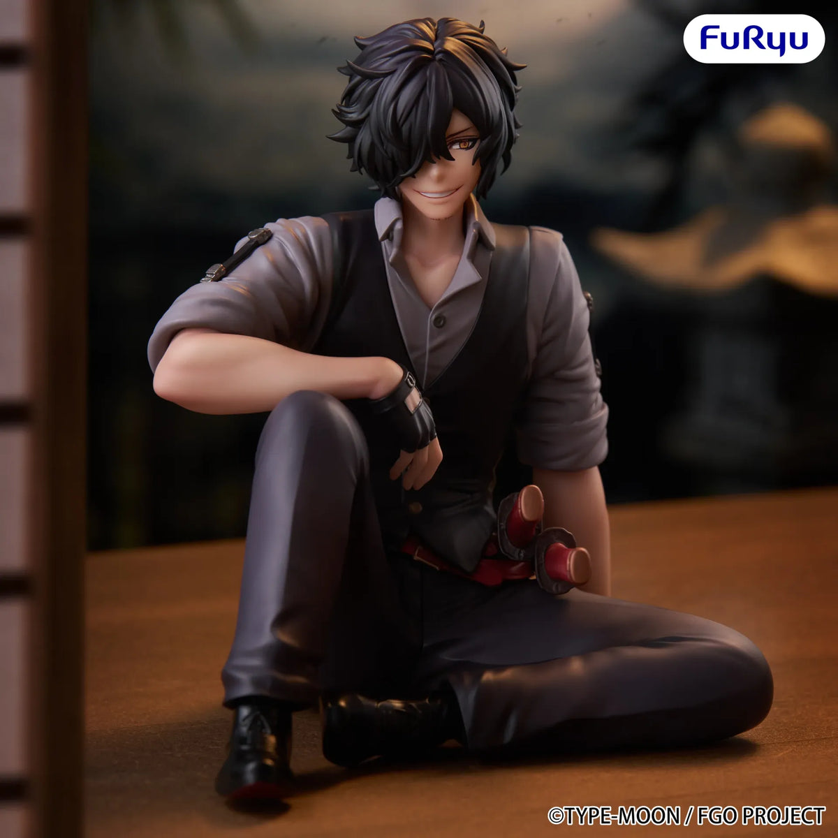 FURYU - FATE FATE/GRAND ORDER ASSASSIN IZOU AWESOME DAPPER SUIT NOODLE STOPPER FIGURA 9 cm