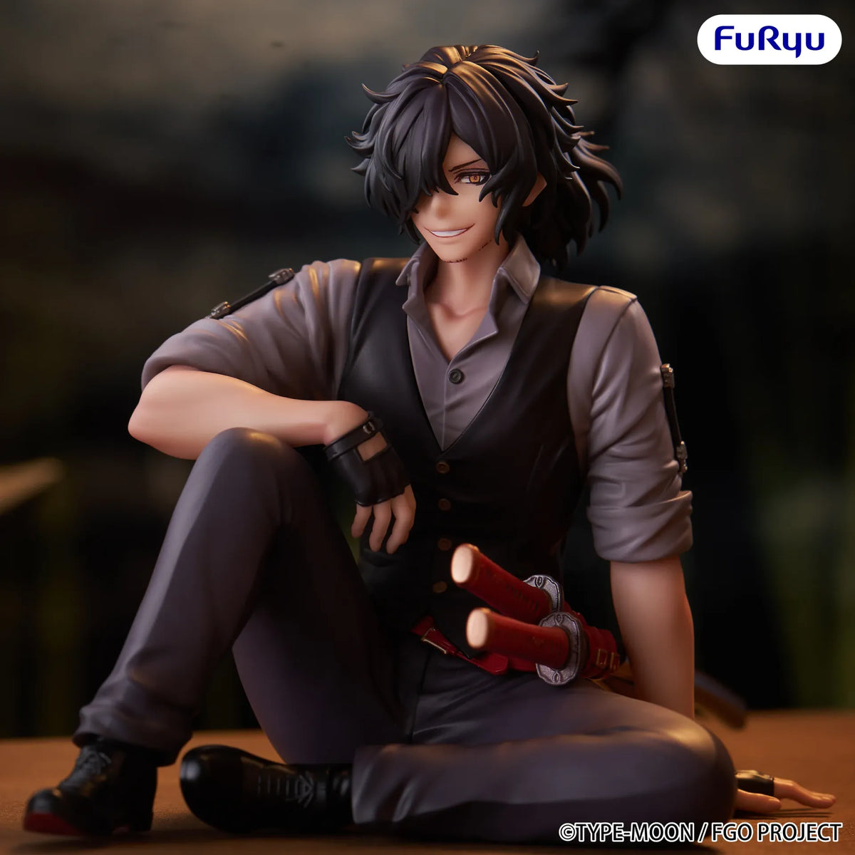 FURYU - FATE FATE/GRAND ORDER ASSASSIN IZOU AWESOME DAPPER SUIT NOODLE STOPPER FIGURA 9 cm