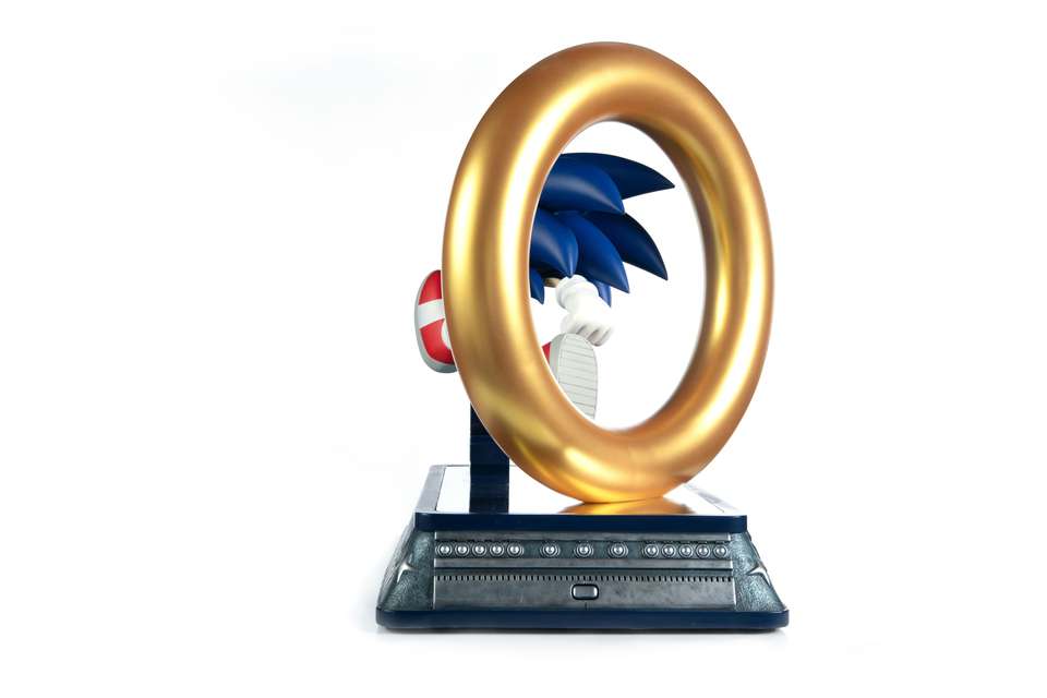 SONIC THE HEDGEHOG 30th ANN STATUE