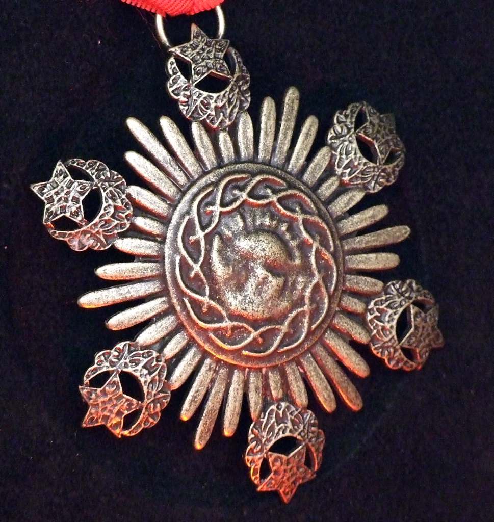 UM MEDALLION OF DRACULA LTD ED PROP REP