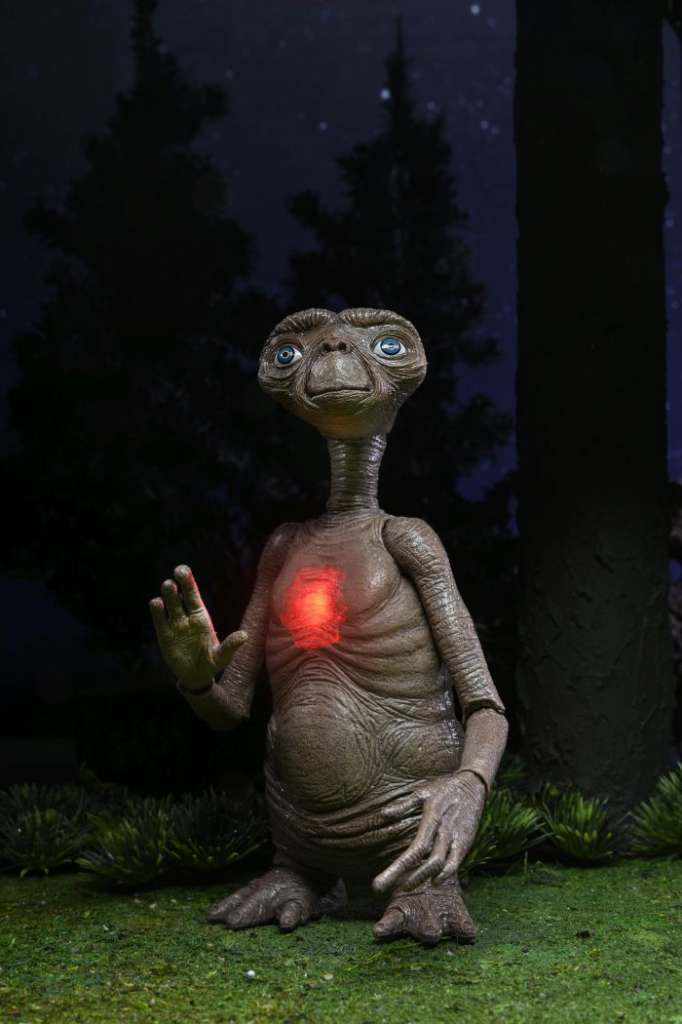 E.T. 40TH ANNIVERSARY DELUXE LED CHEST ACTION FIGURE