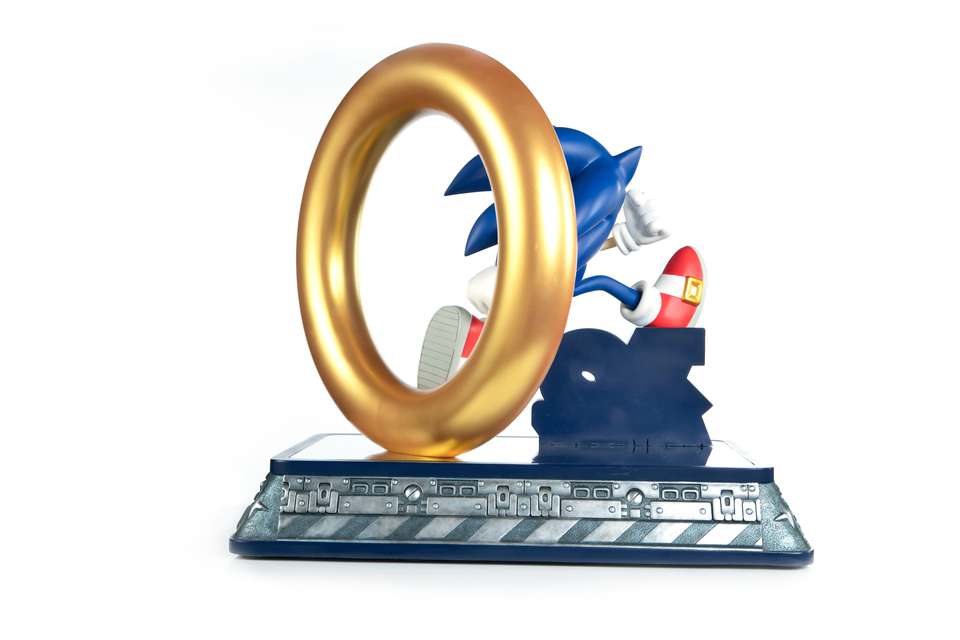 SONIC THE HEDGEHOG 30th ANN STATUE