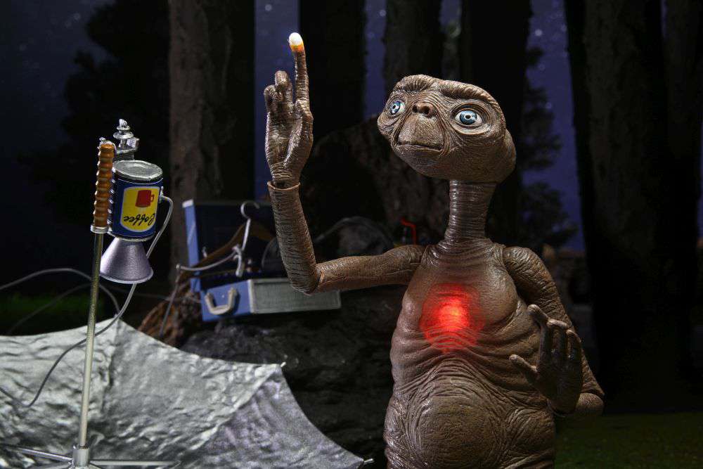 E.T. 40TH ANNIVERSARY DELUXE LED CHEST ACTION FIGURE