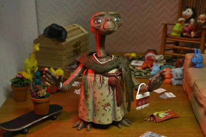 NECA - E.T. E.T. 40TH ANNIVERSARY DRESS-UP ULT AF ACTION FIGURE 11 cm