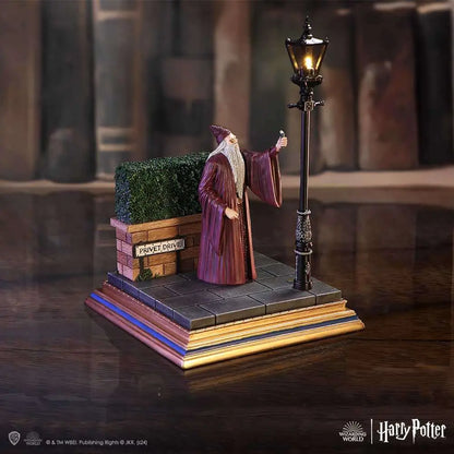 NEMESIS NOW - HARRY POTTER PRIVET DRIVE LIGHT UP FIGURINE FIGURA 15 cm
