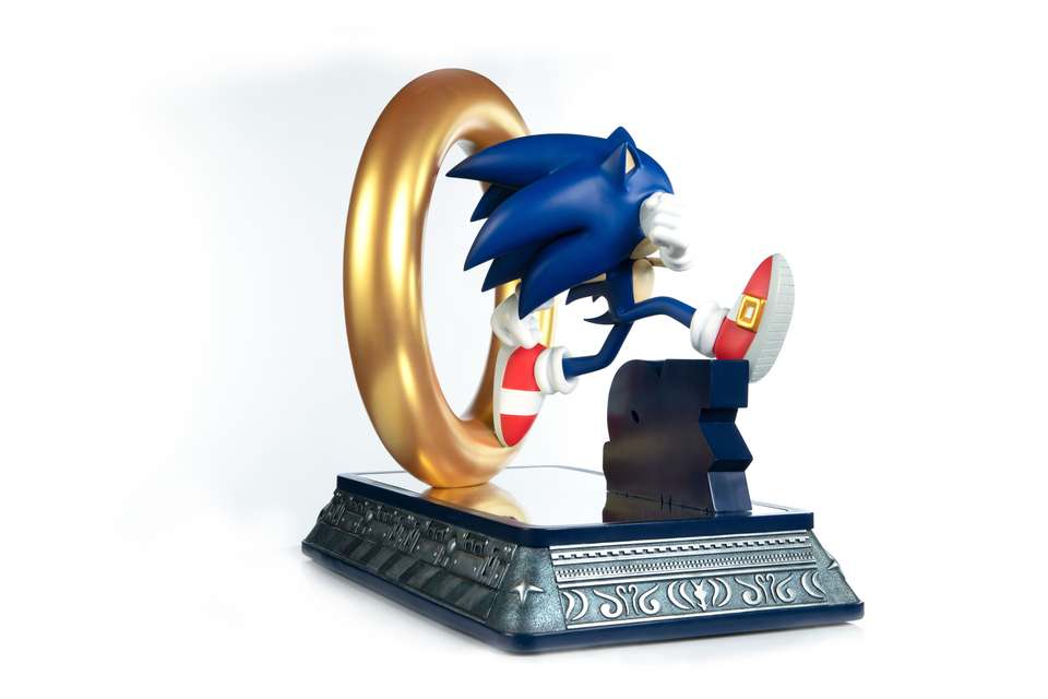 SONIC THE HEDGEHOG 30th ANN STATUE