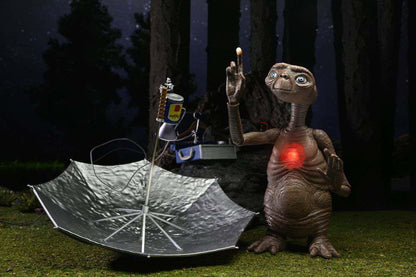 E.T. 40TH ANNIVERSARY DELUXE LED CHEST ACTION FIGURE